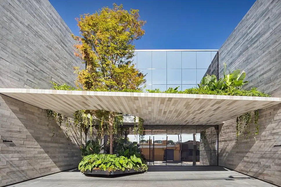 Sala de estar ampla e moderna, projeto de Jader Almeida